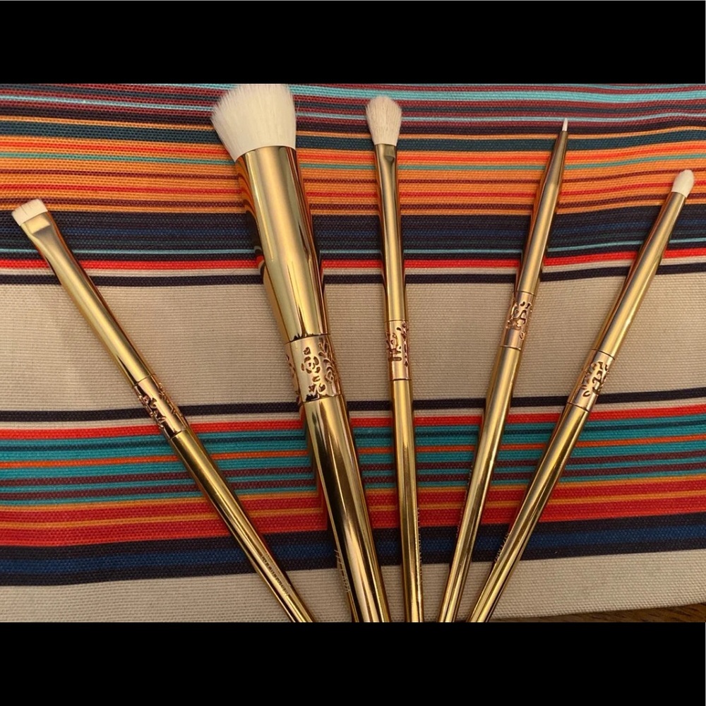 DO NOT BUY!! ISO Amor Eterno Brushes 911!!